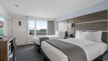 Tabla de planchar con plancha, wifi y ropa de cama