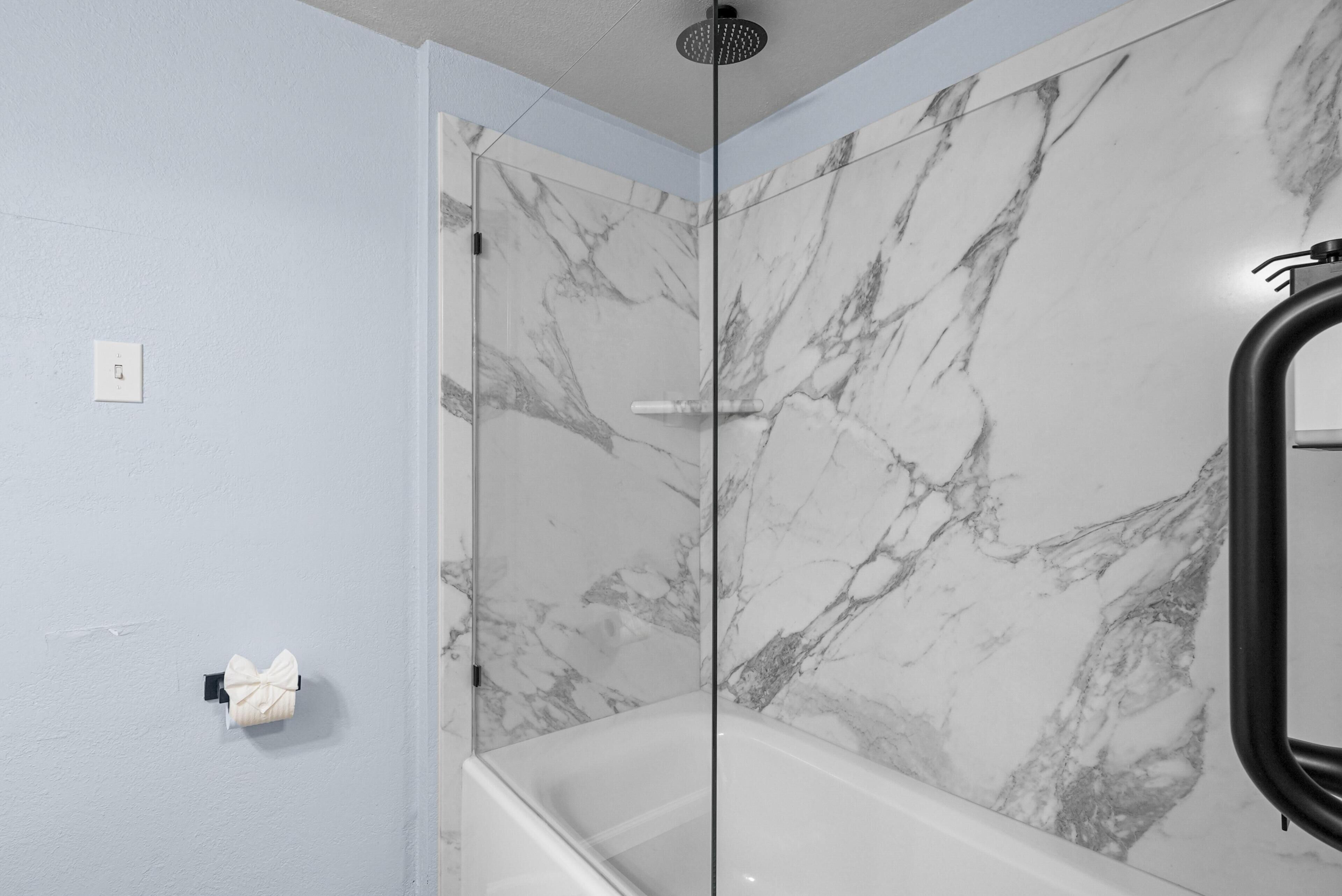 Regadera, secadora de cabello, toallas, jabón 