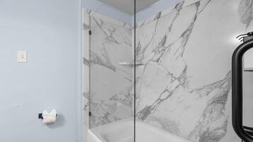 Regadera, secadora de cabello, toallas, jabón