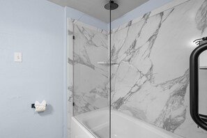 Shower, hair dryer, towels, soap - 2 Double Beds, Partial Lake View (Polson)