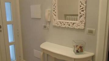 Familie vierpersoonskamer, terras, uitzicht op tuin | Interieur