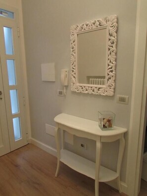 Familien-Vierbettzimmer, Terrasse, Gartenblick | Innenbereich