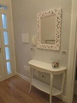 Habitación cuádruple familiar, patio, vistas al jardín | Interior