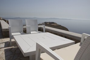 Terrace/patio - Mykonos Villa Coralba with swimming pool, helipad, sunset and sea view (Mykonos)