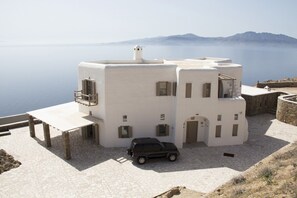 Exterior - Mykonos Villa Coralba with swimming pool, helipad, sunset and sea view (Mykonos)