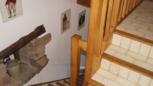 Eine Treppe mit Holzwangen und einer Steinmauer.
