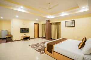 Laptop workspace, free WiFi, bed sheets