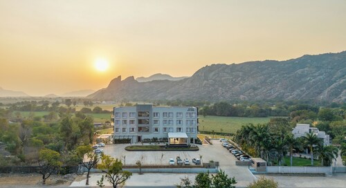 Avisa Hotel & Resort Abu Road - Luxury Pool & Mountain View