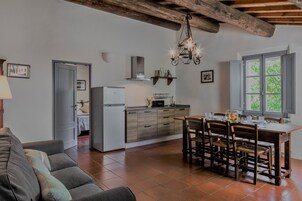 Frigorifero, piano cottura, macchina per caffè espresso, tostapane