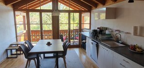 Fridge, oven, stovetop, dishwasher - Sunny top-floor apartment with panoramic balcony & mountain views (Greiling)