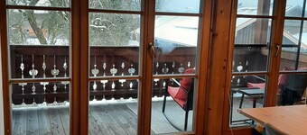 Sunny top-floor apartment with panoramic balcony & mountain views