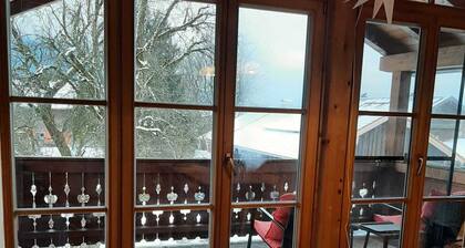 Sonnige Dachgeschoss-Wohnung mit großen Balkon & Bergblick