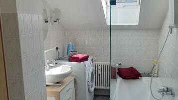 Haartrockner, Handtücher, Seife, Toilettenpapier