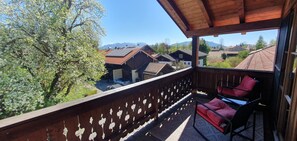 Property grounds - Sunny top-floor apartment with panoramic balcony & mountain views (Greiling)
