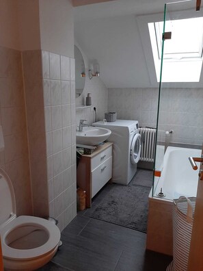 Hårføner, håndklær, såpe og toalettpapir