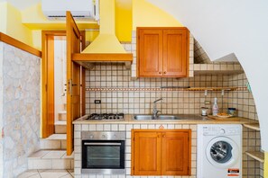 Fridge, oven, stovetop, cookware/dishes/utensils - Apartment 'Abete Apt' with Air Conditioning (Sannicola)