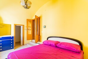 A bedroom with a bed, a wardrobe, and a door leading to another room. - Apartment 'Abete Apt' with Air Conditioning (Sannicola)