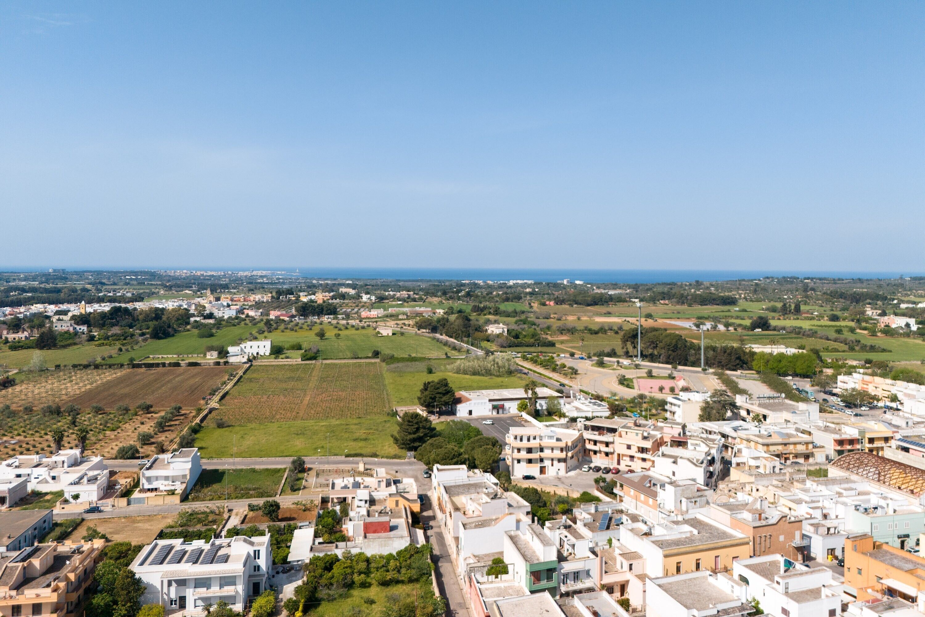 Eine Stadt mit Gebäuden, Straßen und Feldern.
