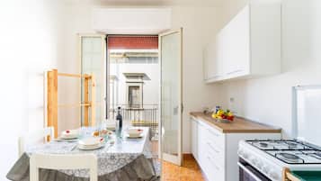 Réfrigérateur, four, plaque de cuisson