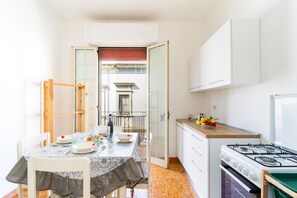 Kühlschrank, Ofen, Herdplatte, Kochgeschirr/Geschirr/Besteck