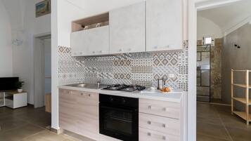 Fridge, oven, stovetop, cookware/dishes/utensils