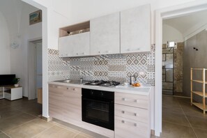 Fridge, oven, stovetop, cookware/dishes/utensils - Apartment 'Ciliegio Apt' (Sannicola)