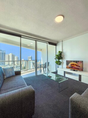TV, video games, offices - Level 12 Ocean-View Apartment with Balcony & Pool (Surfers Paradise)