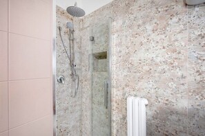 Shower, hair dryer, bidet, towels - Rosaspina's Little House (Martina Franca)