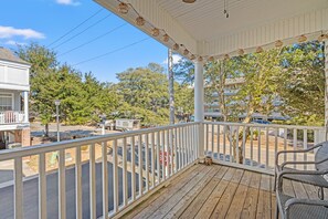 Property grounds - Salt Air Retreat – Family-Friendly Surfside Home with shared pool (Myrtle Beach)