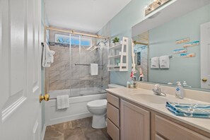 Shower, towels - Salt Air Retreat – Family-Friendly Surfside Home with shared pool (Myrtle Beach)