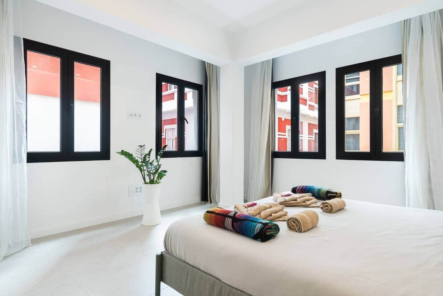 Tabla de planchar con plancha, wifi, ropa de cama