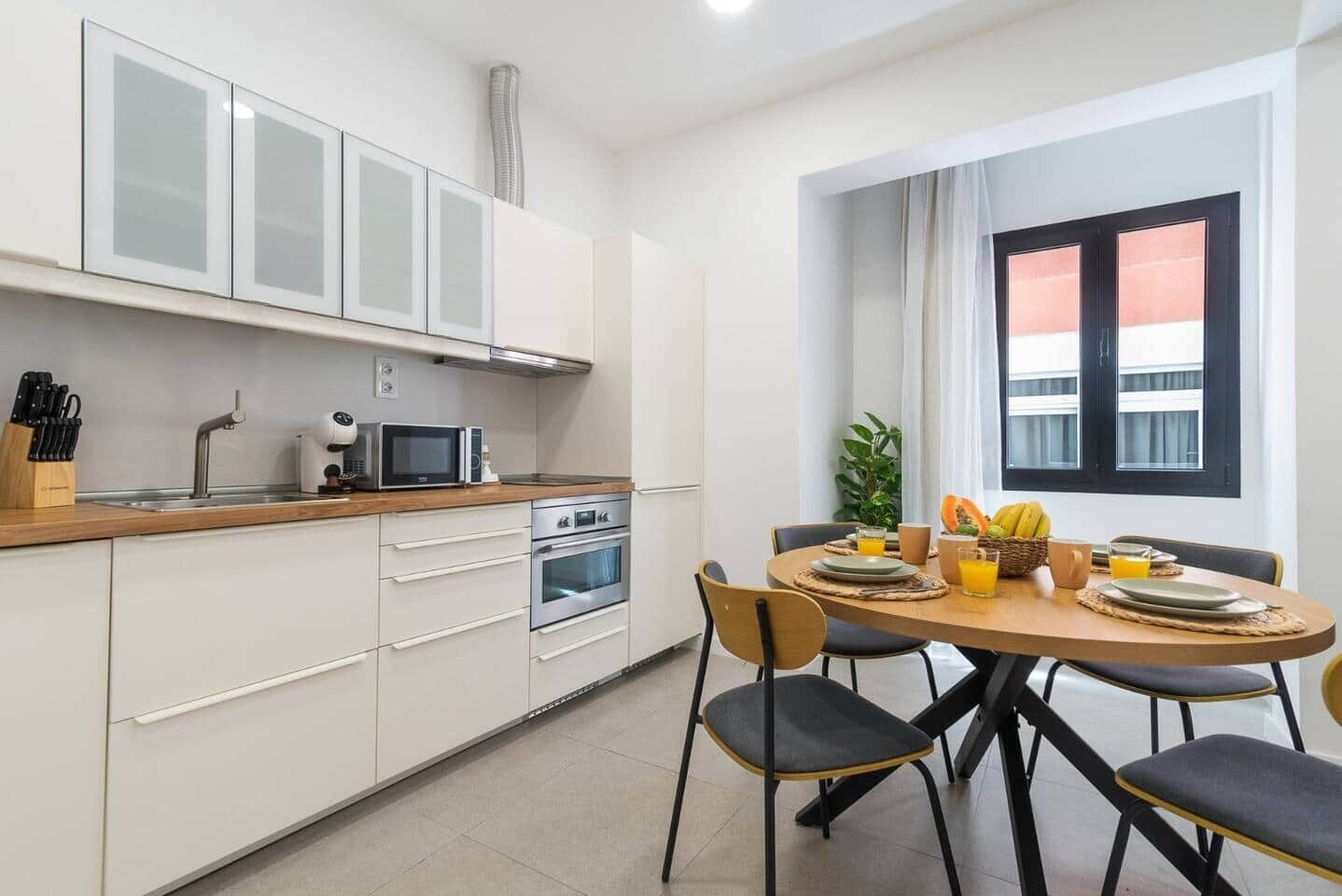 Frigorífico, microondas, horno y placa de cocina