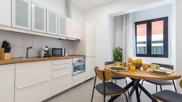 Frigorífico, microondas, horno y placa de cocina