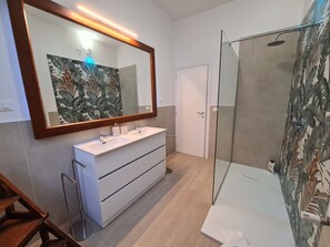 Douche, sèche-cheveux, bidet, serviettes fournies
