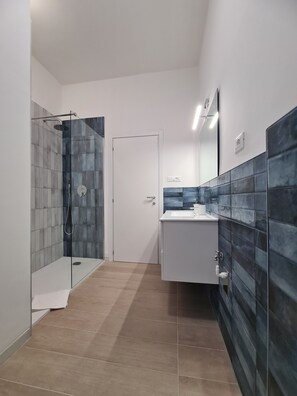 Shower, hair dryer, bidet, towels - St. Lawrence CLASSIC (Bologna)