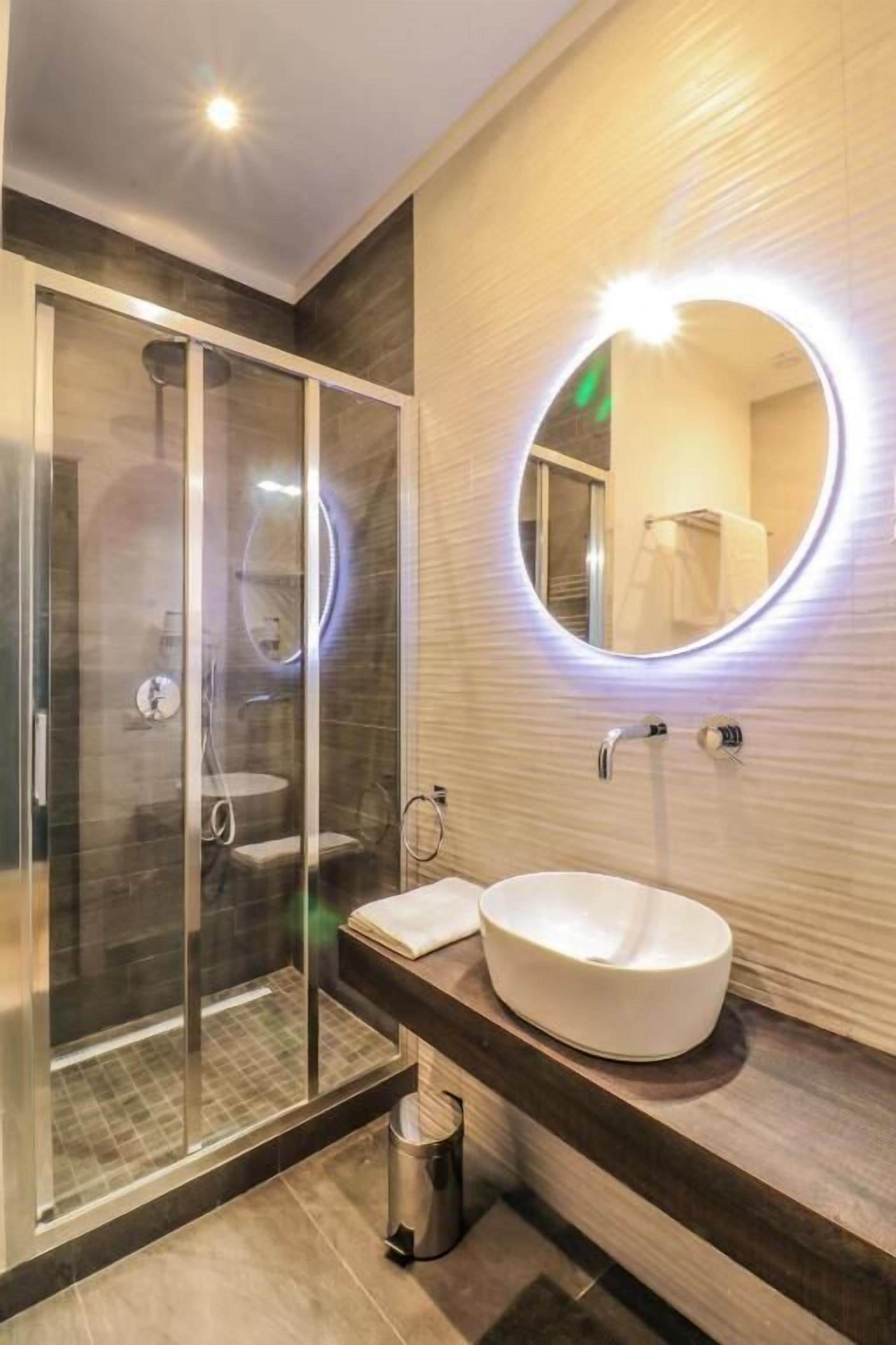 Chambre Triple Supérieure, balcon, vue ville | Salle de bain