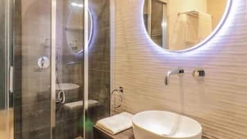 Chambre Triple Supérieure, balcon, vue ville | Salle de bain