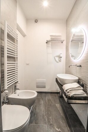 Deluxe Apartment, Balcony, Garden View | Bathroom