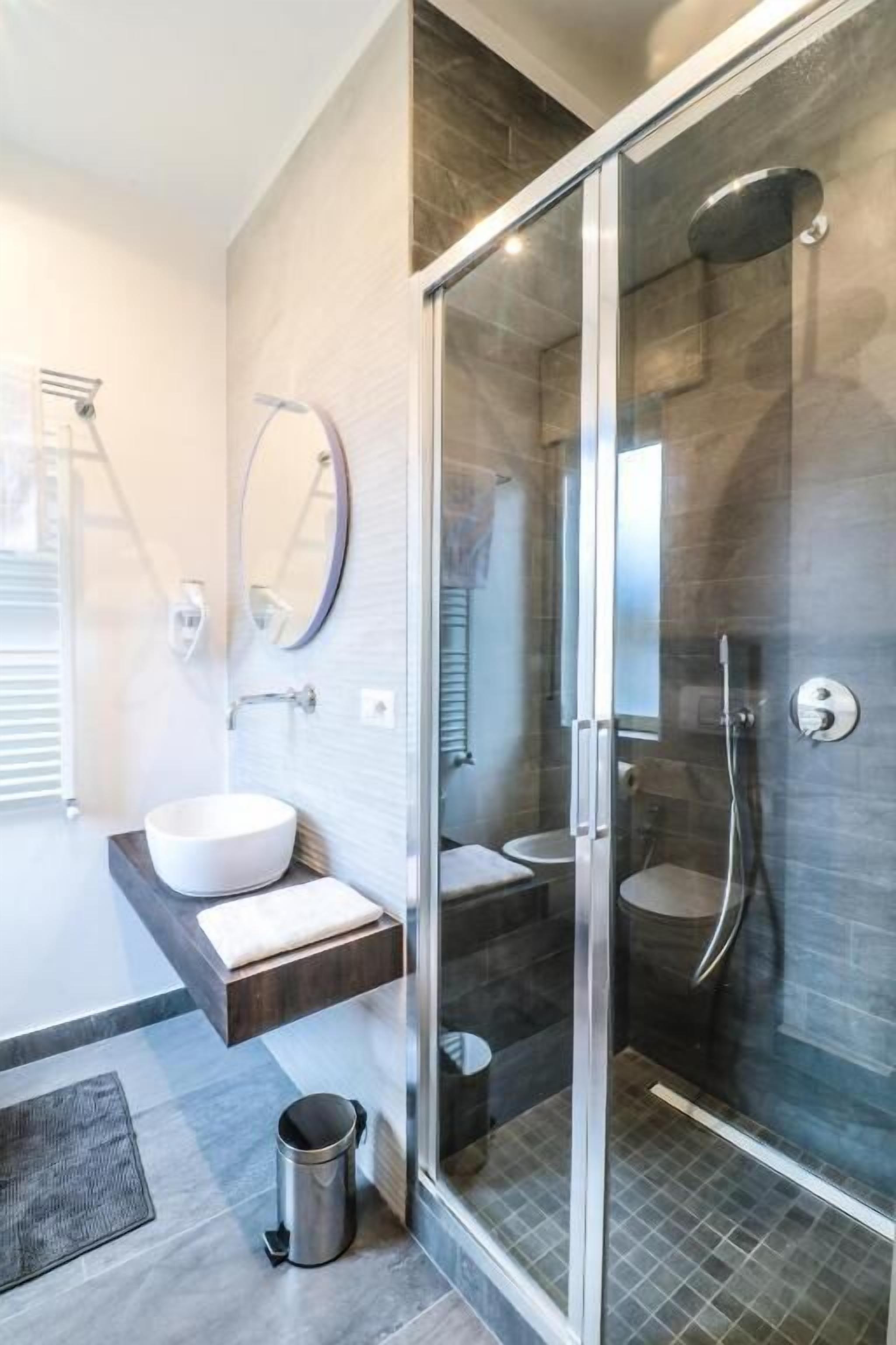 Habitació doble o amb dos llits individuals Deluxe, balcó, vistes a la ciutat | Bany