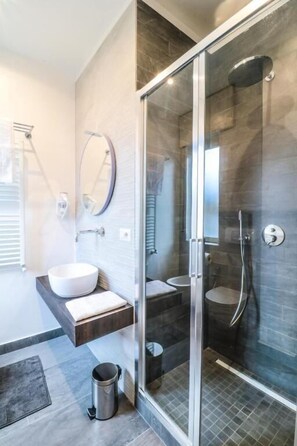 Phòng đôi hoặc 2 giường đơn Deluxe, ban công, quang cảnh thành phố | Phòng tắm