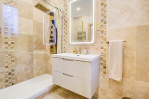 Shower, hair dryer, towels, soap - London Central Residence (London)
