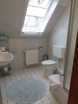 Regadera, secadora de cabello, toallas 