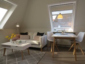 Una televisión, un reproductor estéreo