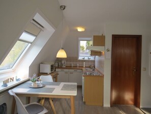 Fridge, microwave, oven, stovetop - Gästehaus Gestrup – Apartment Holnis (Glücksburg (Ostsee))