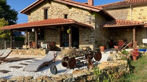 Outdoor dining - La Biescona de Llúces d'Ítaca - Connection and rootedness (Luces (Lastres)