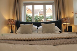 1 bedroom, desk, iron/ironing board, free WiFi - Hove Beach House | Luxury Seaside Holiday Let (Brighton and Hove)