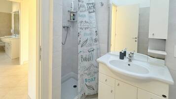 Doccia, bidet, asciugamani