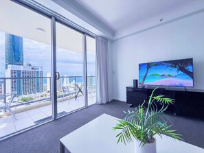 TV, video games, offices - Ocean View on Level 17 Chevron Renaissance (Surfers Paradise)