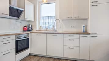 Fridge, oven, stovetop, dishwasher