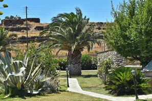 Property grounds - Tinos Luxury Two-Storey Villa with Private Pool (Tinos)